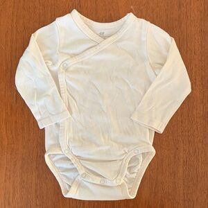 🍓3/$10 H&M Organic Off-White Baby Bodysuit size 4-6m